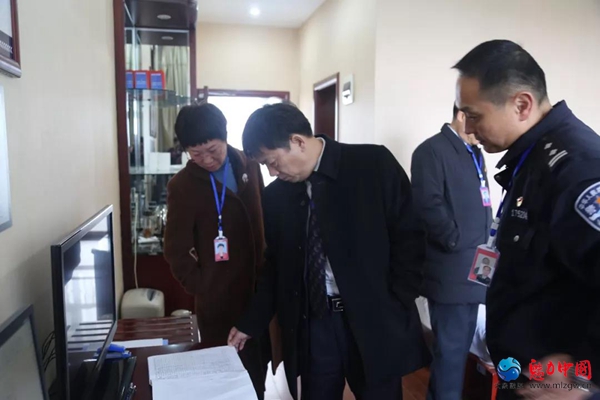 驻马店市委常委、市纪委书记、市监委主任李成宽在元旦节前检查本市执纪办案安全工作