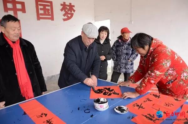 驻马店市驿城区政协文学艺术组开展义写春联活动