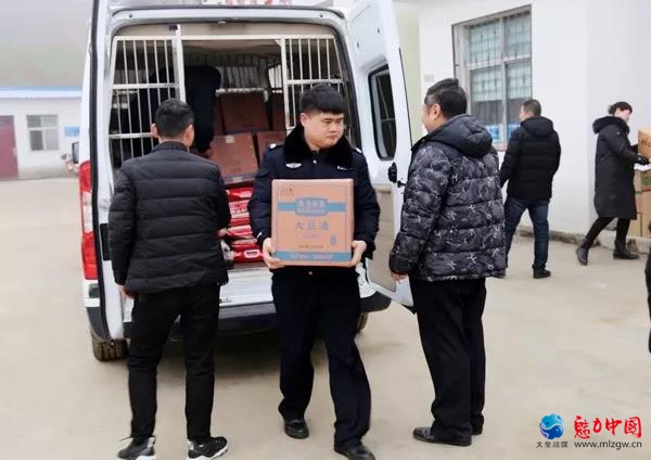 驻马店市驿城区人民法院有关负责人走访慰问贫困户，为他们送上春节慰问品和节日的祝福