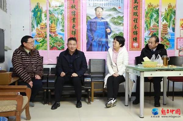 驻马店市驿城区委副书记李勇走访慰问老干部和困难党员、困难职工