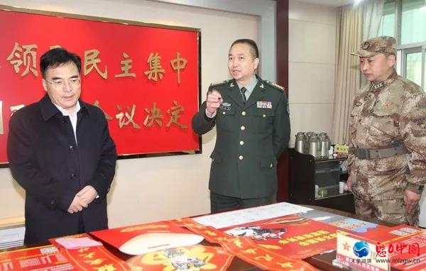 驻马店军分区司令员徐志坚拉动点验驿城区民兵应急连